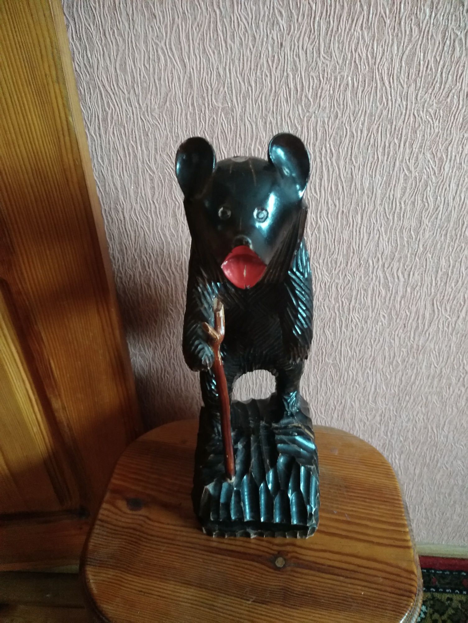 Большая деревянная статуэтка медведь
