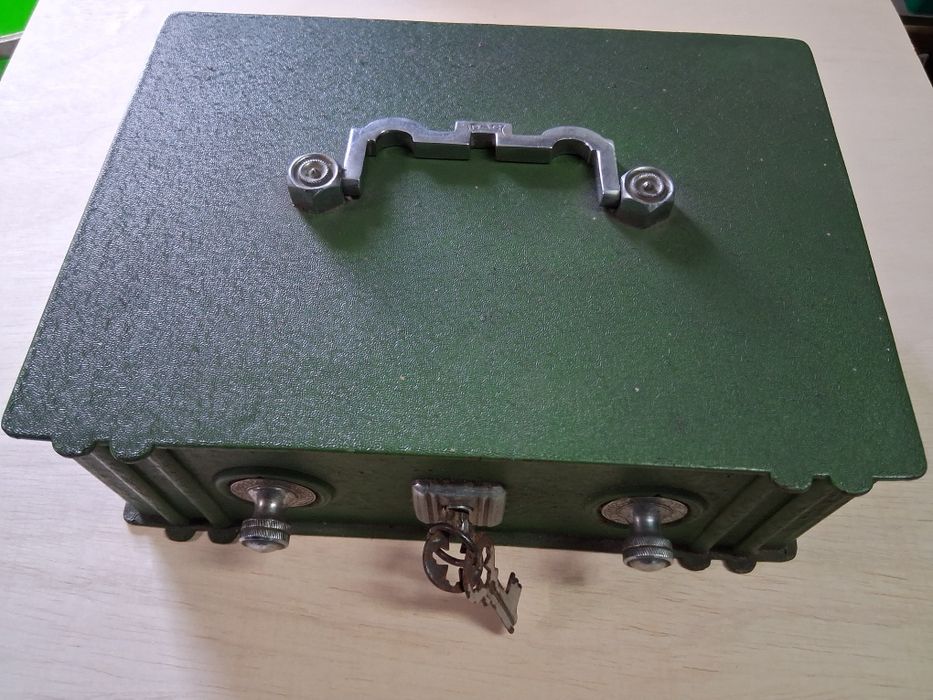 Pequeno cofre metálico