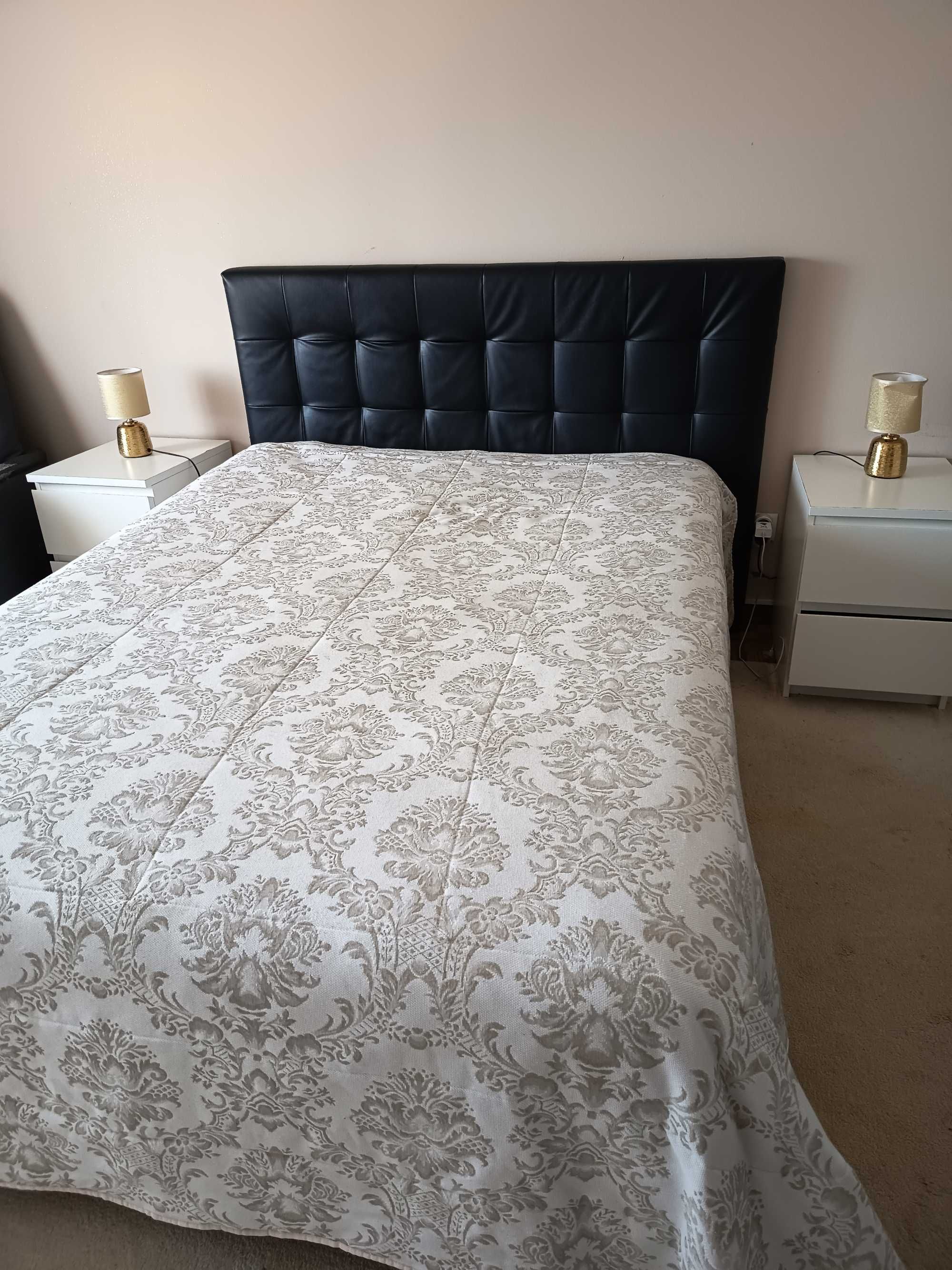 Cama de casal sommier com mesas de cabeceira