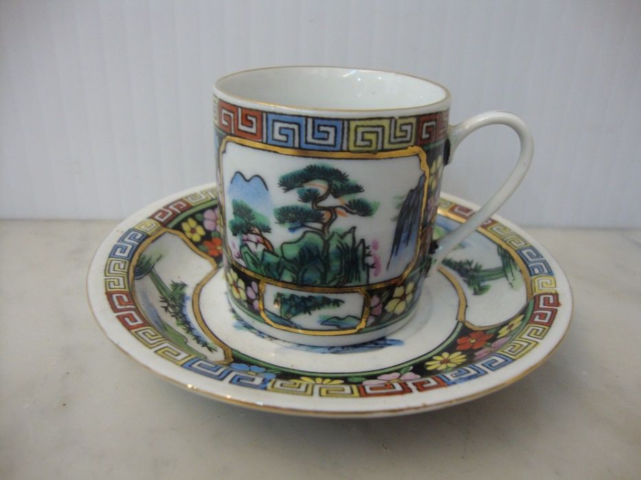 Chávena antiga em porcelana policromada