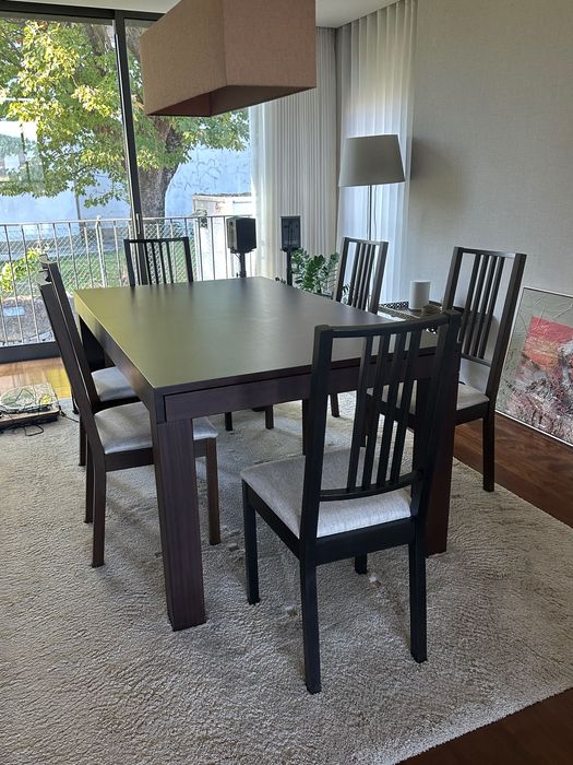 Conjunto mesa e 6 cadeiras para sala de jantar. Estofo novo.