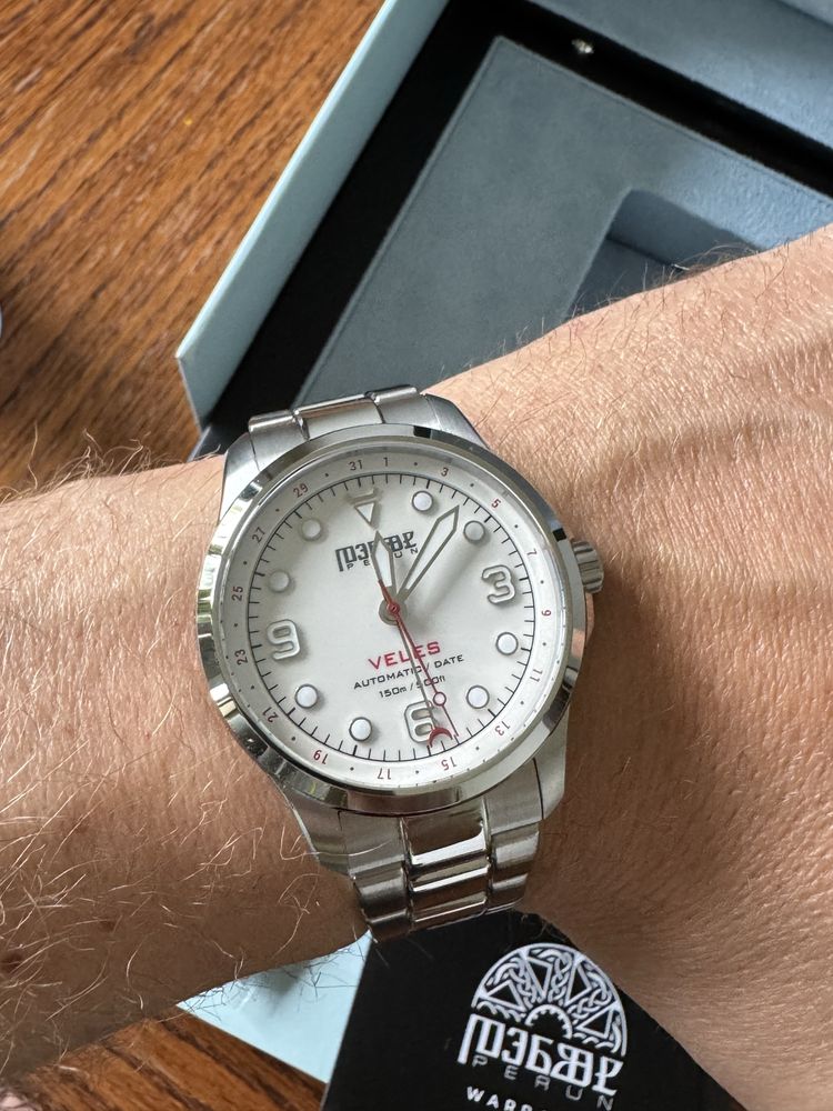 Nowy zegarek Perun VELES pearl white, pointer date – emaliowana tarcza