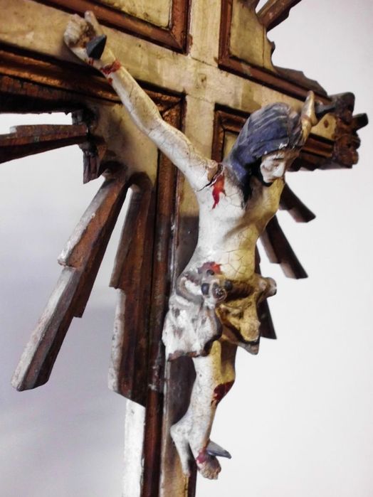 antigo crucifixo em madeira policromada Sec. XIX