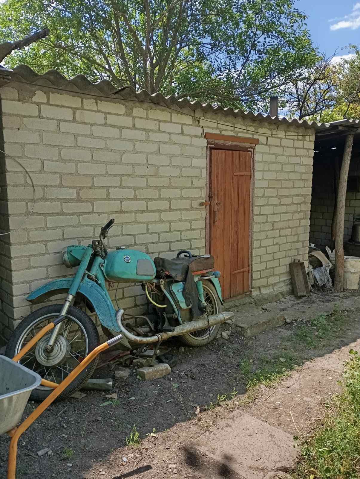 Будинок з великою територією і ставком в долині