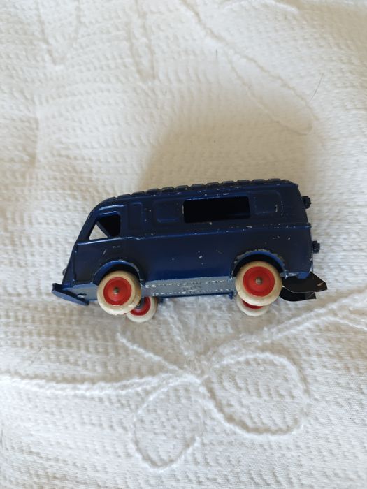 Furgão policial Renault. Uma miniatura do Renault 1000 kg, um furgão p