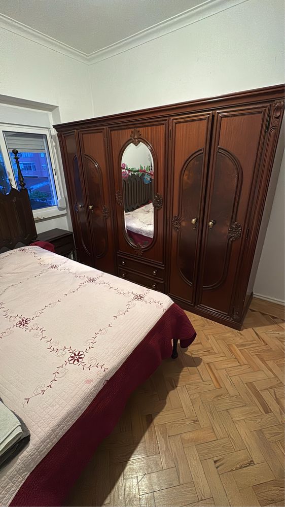 Cama, colchão, roupeiro e comoda