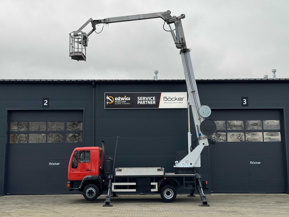 Dźwig dekarski Böcker Ak 27/1000 żuraw ciesielski  z podestem roboczym