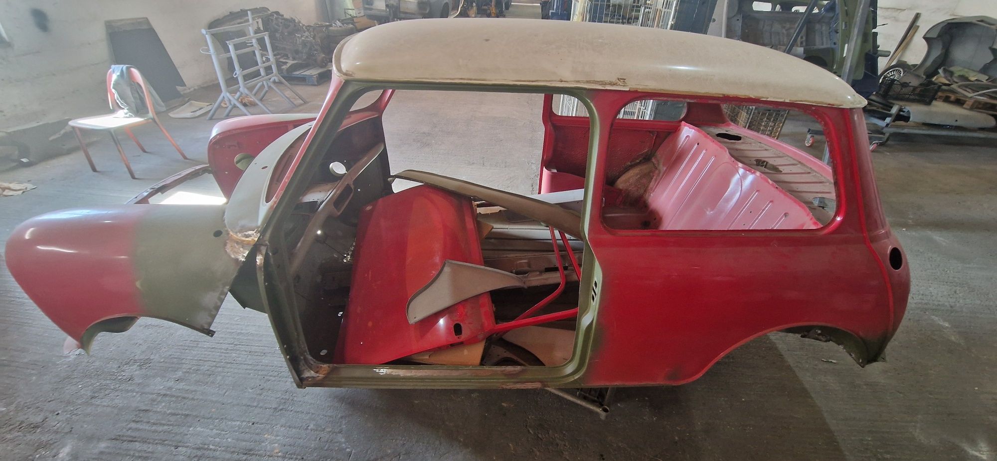 Mini 1000 vermelho de 1973, em fase adiantada de restauro
