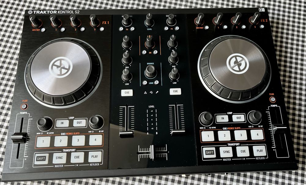 Native Instruments Traktor Kontrol S2 MK2