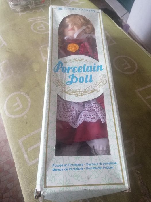 Boneca de porcelana DOLL
