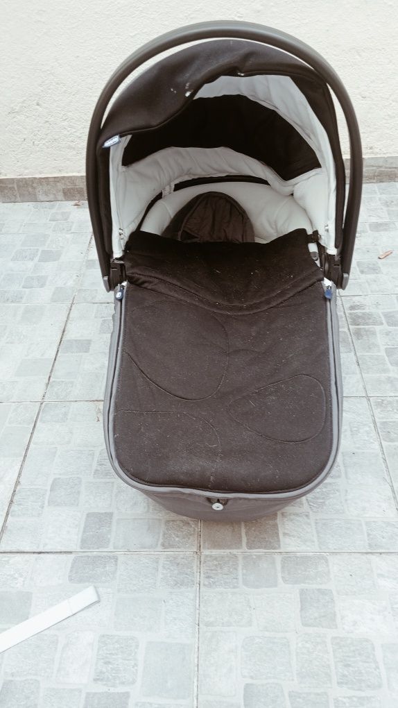 Trio Seety com Kory Essential i-Size da Chicco.