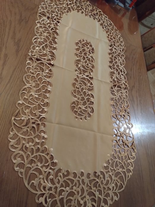 Bieżnik obrus haftowany na stół