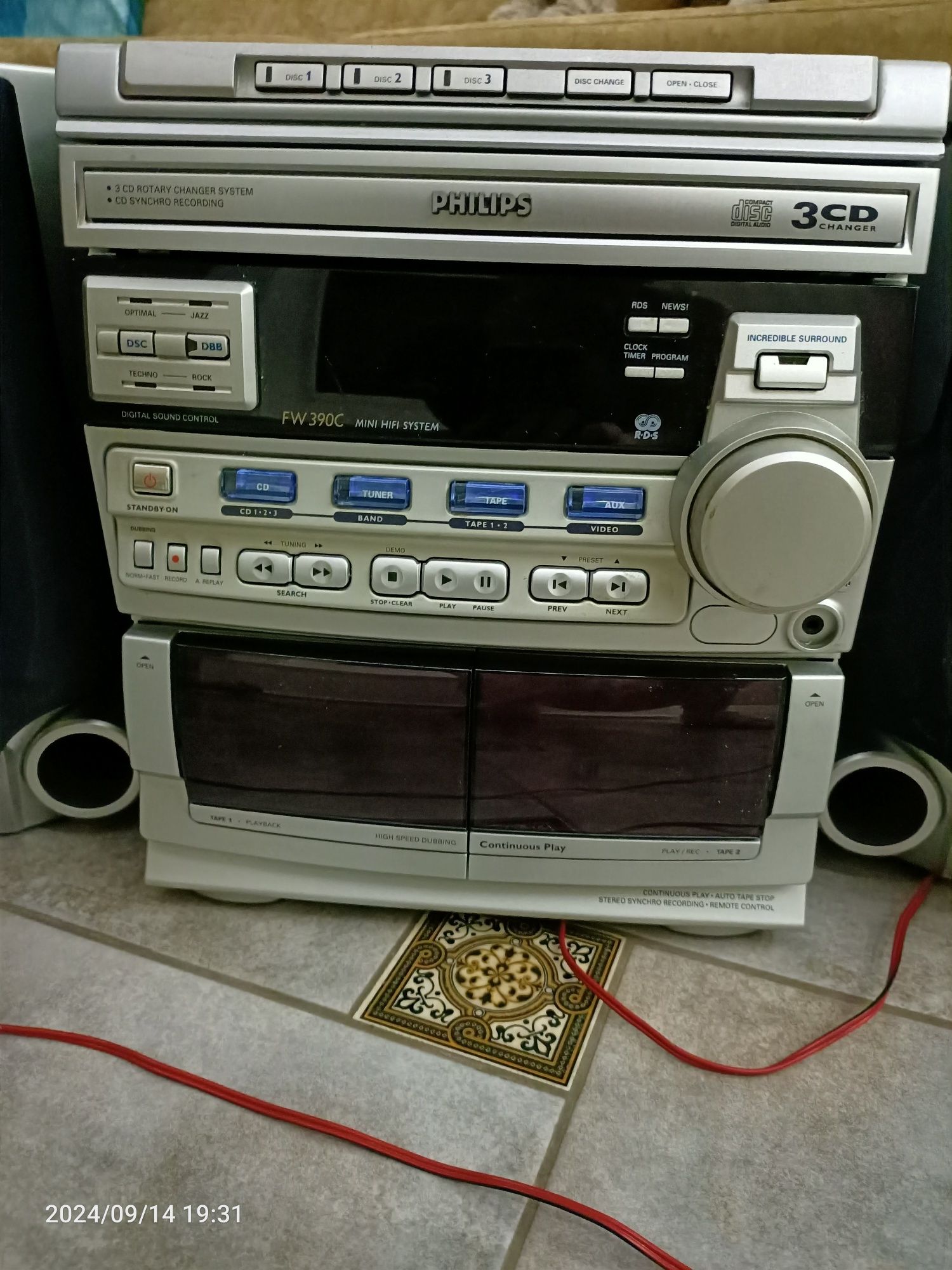Продам музикальный центр philips.