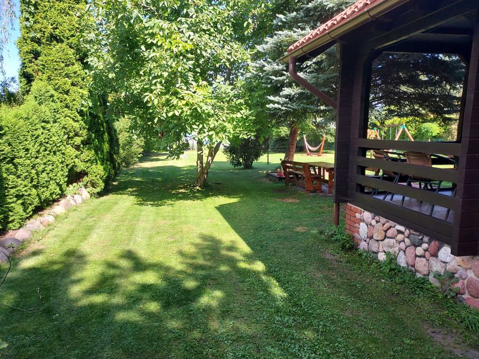 Domek letniskowy na Mazurach nad jeziorem, z linią brzegową jeziora