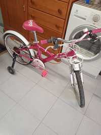 Duas bicicletas de criança