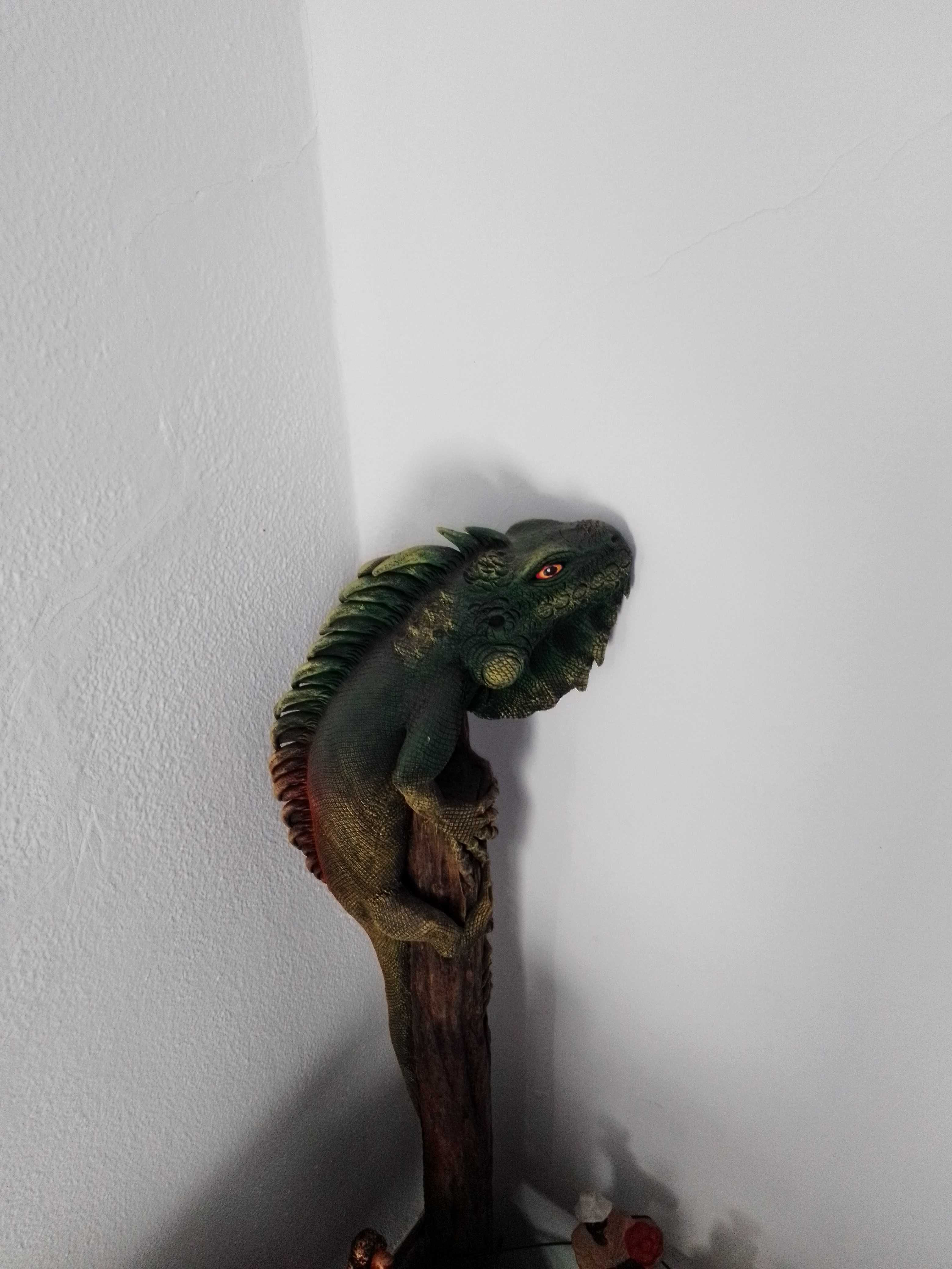 iguana em madeira