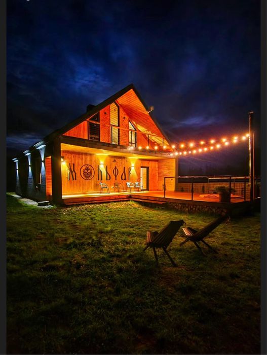 Двох поверховий котедж з чаном в карпатах