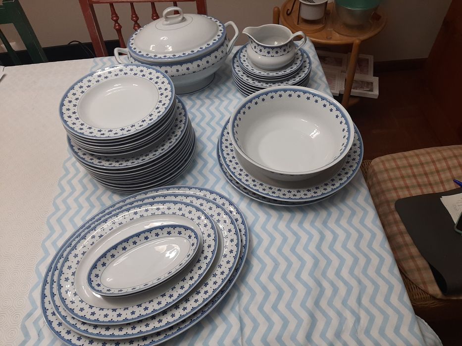 Serviço em louça Porcel Portugal, Faial, com 37 peças