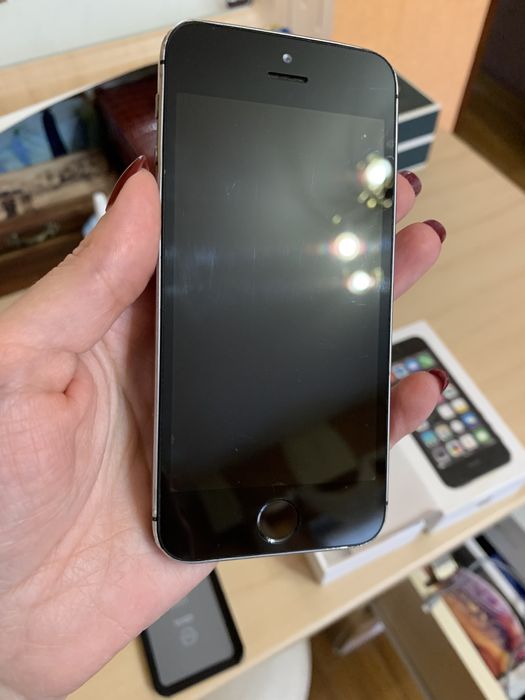 Продам IPhone 5s Spase gray кольору 16 гб