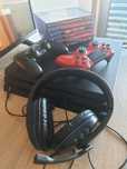 PS4 PRO 1TB+ 2 comandos+headfhones + 6 jogos