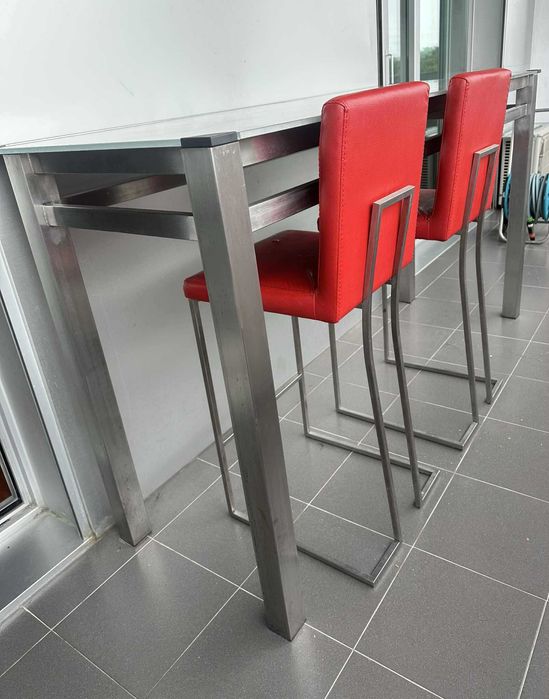 Mesa alta em aço inox e vidro + 2 cadeiras