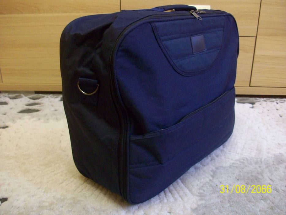 Сумка  дорожня  на  плече .