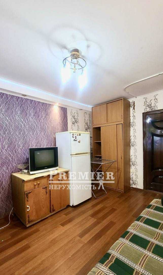 Продам квартиру коммунального типу на Краснова