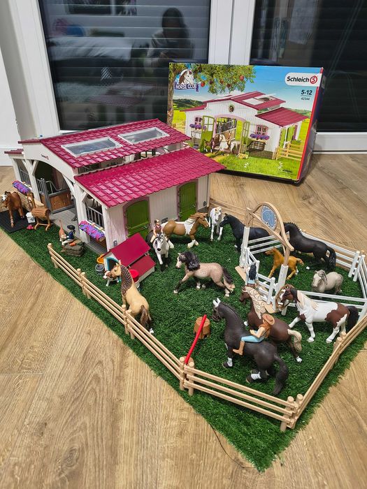 Stajnia Schleich z końmi i akcesoriami