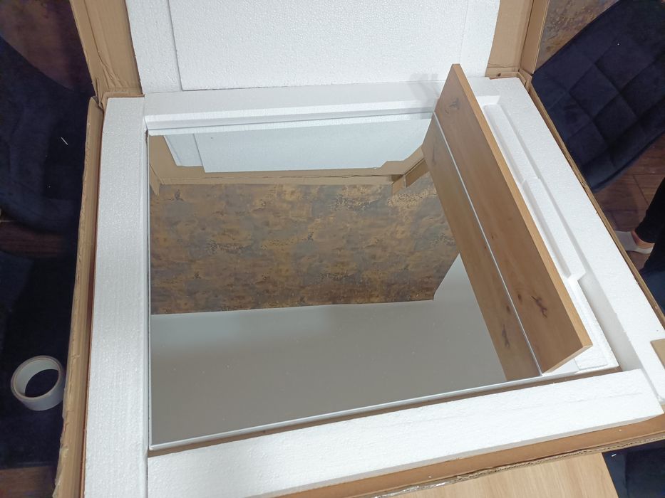 Lustro łazienkowe z półką