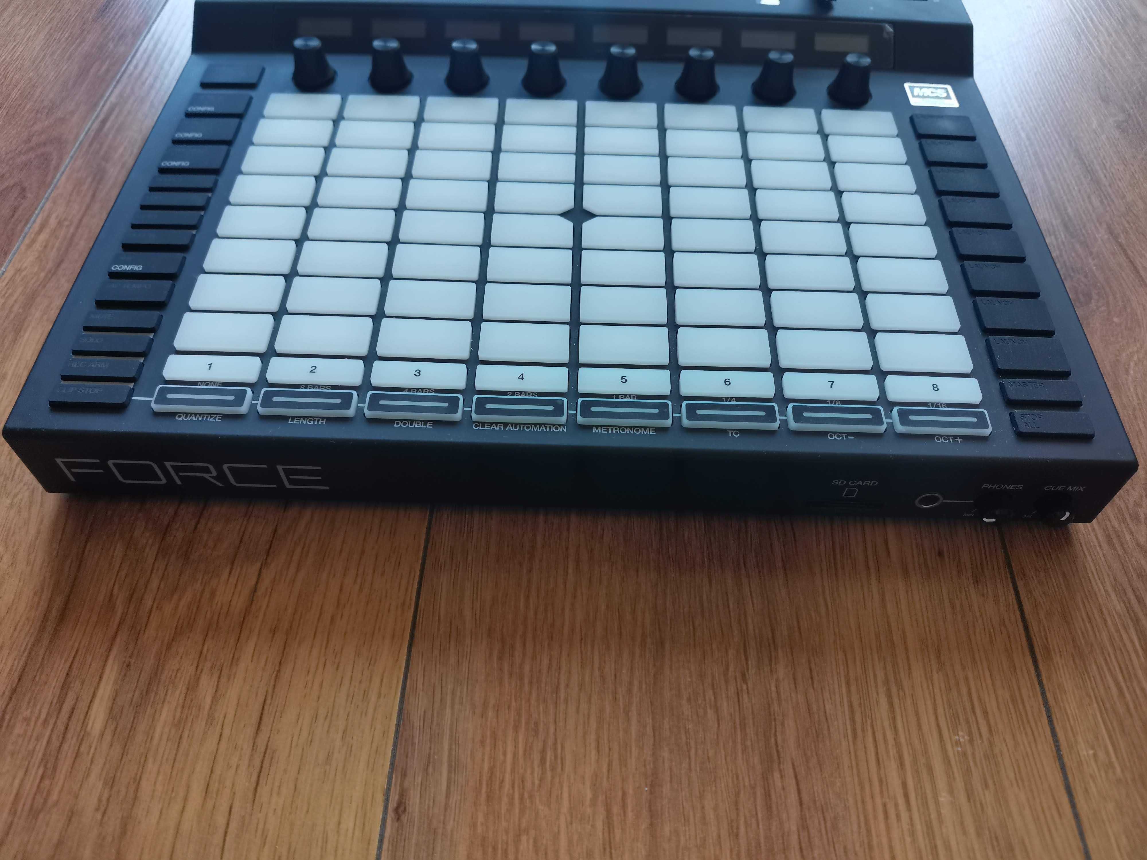Akai Force + decksaver - groovebox sampler kontroler
