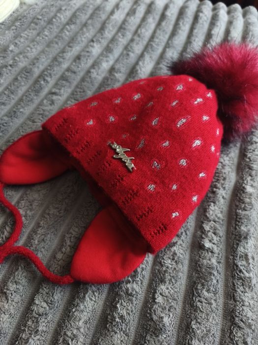 Дуже стильна червона шапочка з помпоном