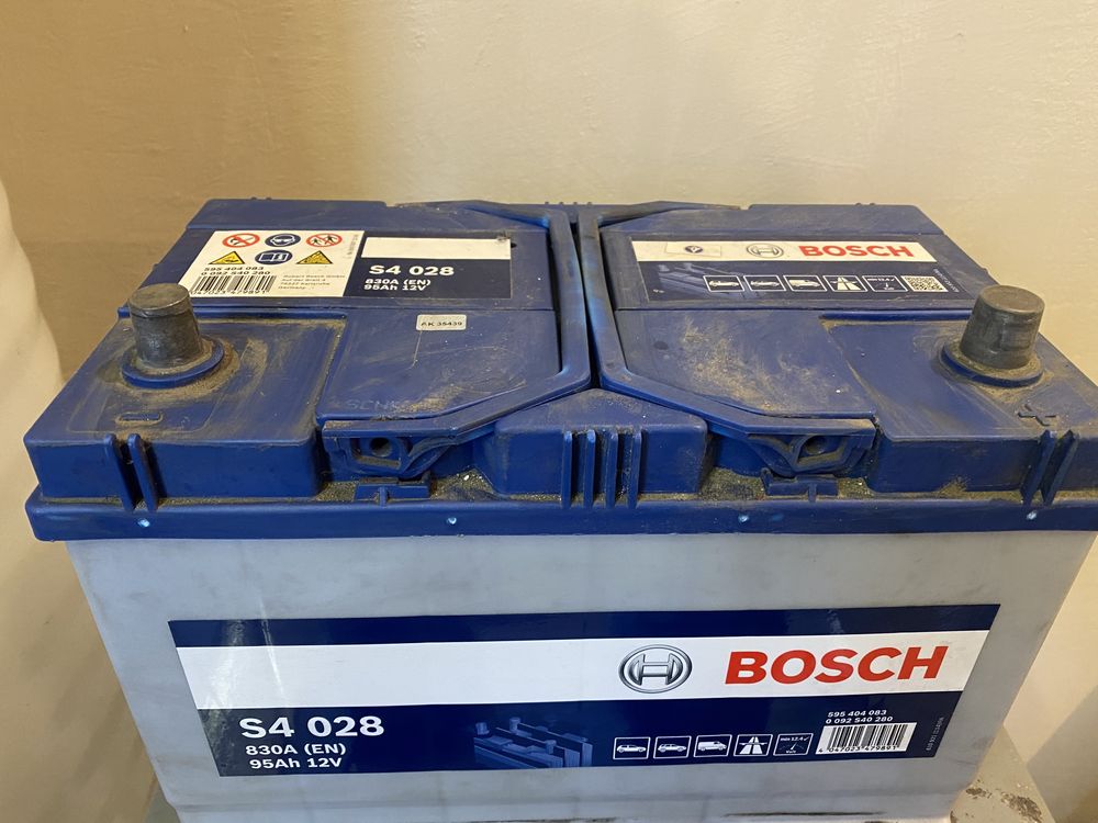 Продам авто аккумулятор Bosch S4 028 830A 95 ah