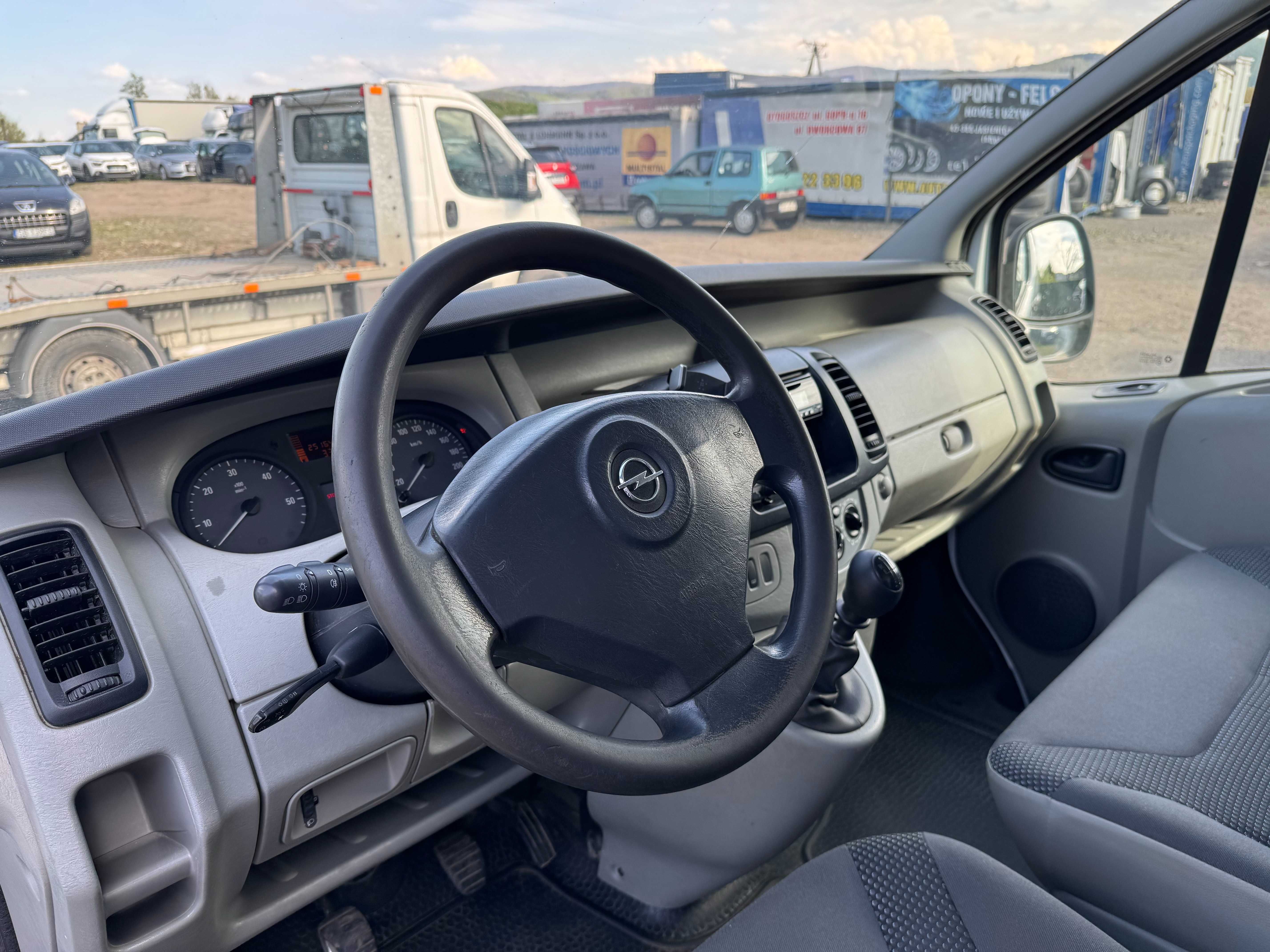 Opel Vivaro Furgon L1H1 2009r. 2.0 CDTI 115 KM Uszkodzony silnik FV23%
