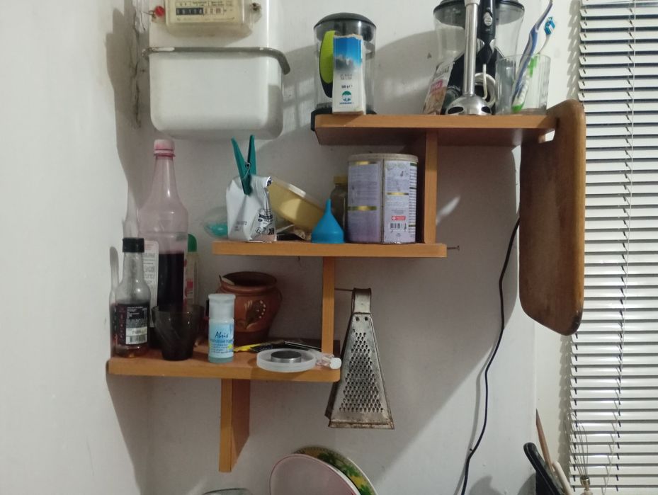 Полка дерев'яна на стіну з поличками.вмістка і удобна.