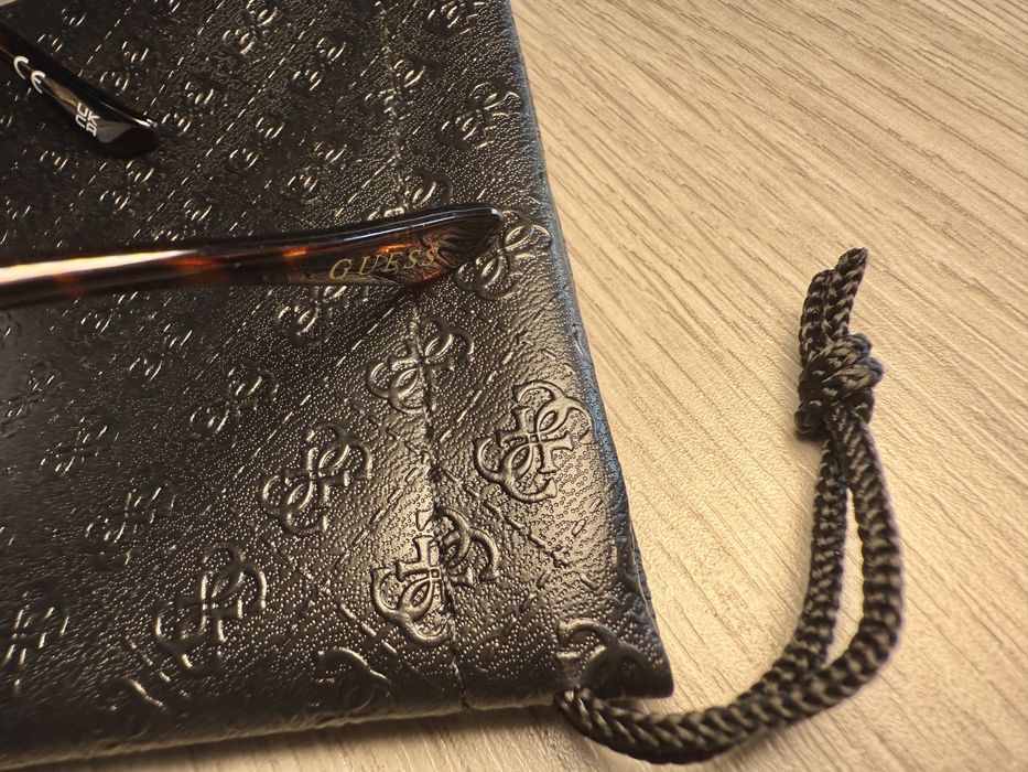 Óculos de Sol GUESS (inclui carteira porta oculos) - novo