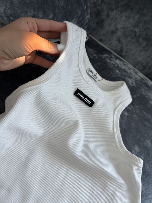 Белая майка в рубчик с дырками miu miu