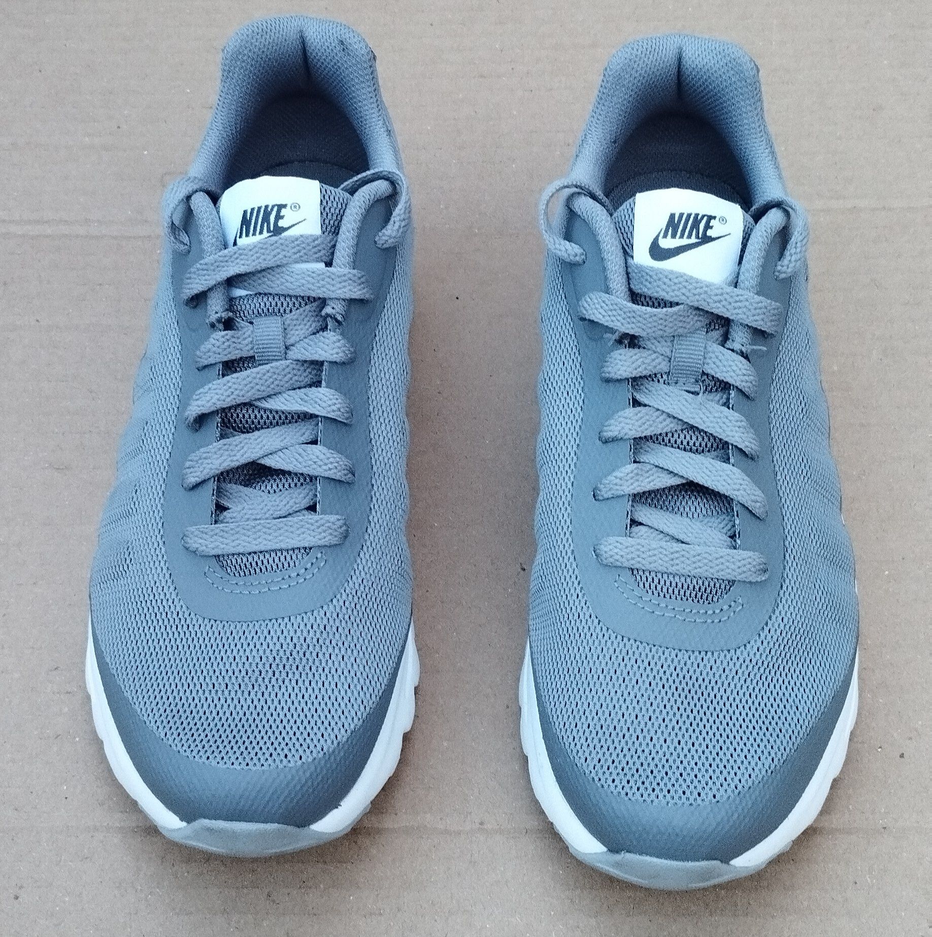 Nike Air Max Invigor бігові кросівки