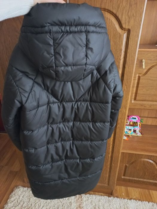 Зимовий чорний пуховик
