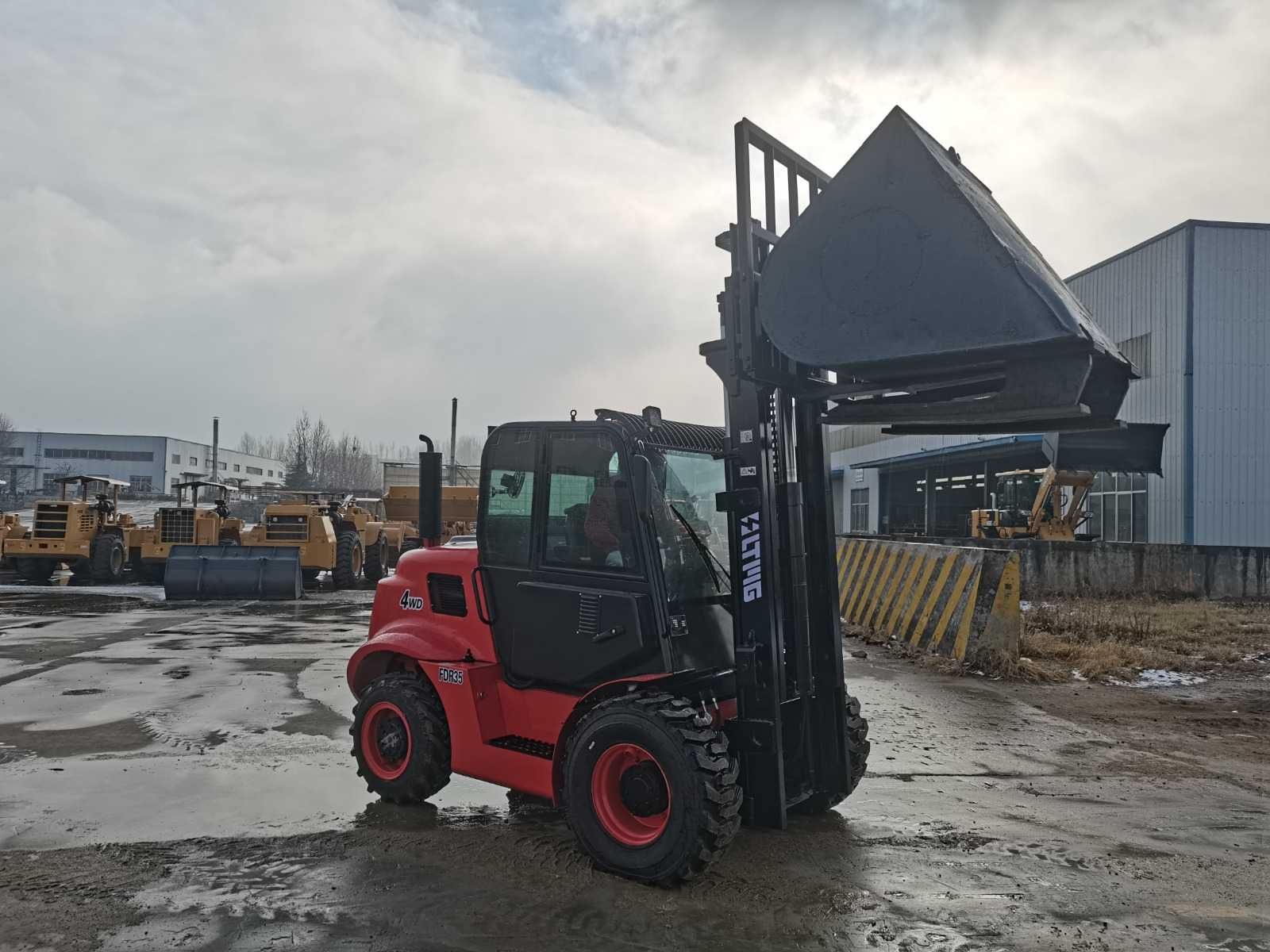 Empilhador 4x4 todo terreno 3.5 ton LTMG FDR35 ar condicionado