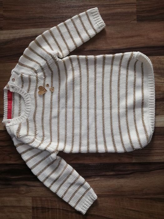 Sweterek  dziewczęcy z złotą nitka