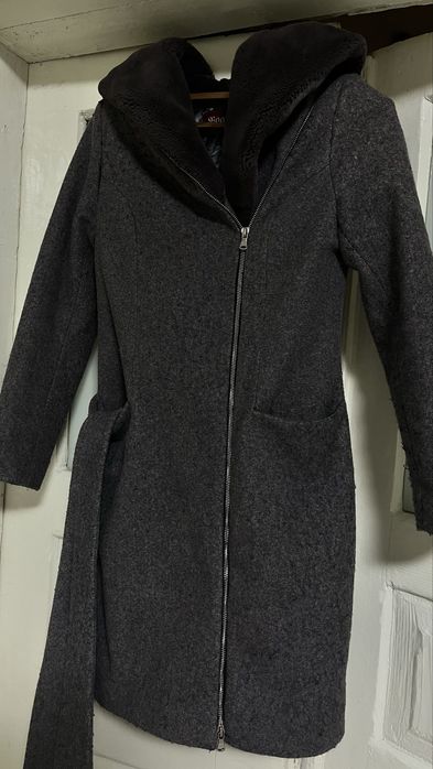 Продаю зимове пальто, в дуже хорошому стані, дуже тепле є пояс до ньго