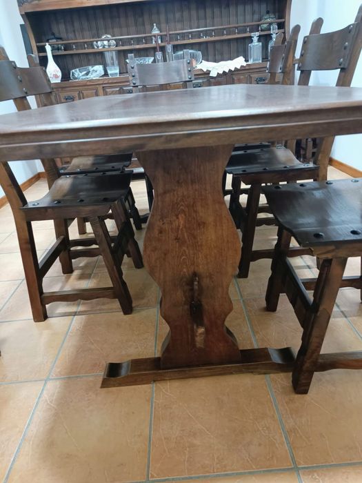 Mesa e 8 cadeiras - madeira maciça