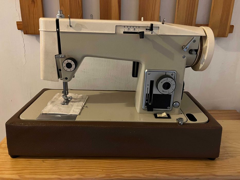 Maszyna do szycia Predom Łucznik 451 z drugim silnikiem TUR2 i pedałem