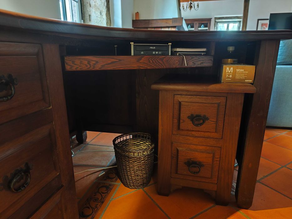 Secretária em madeira maciça