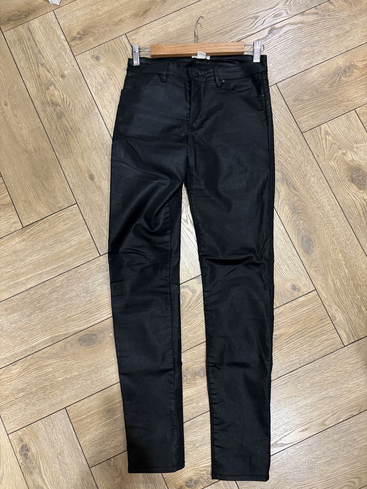 Woskowane spodnie z H&M
