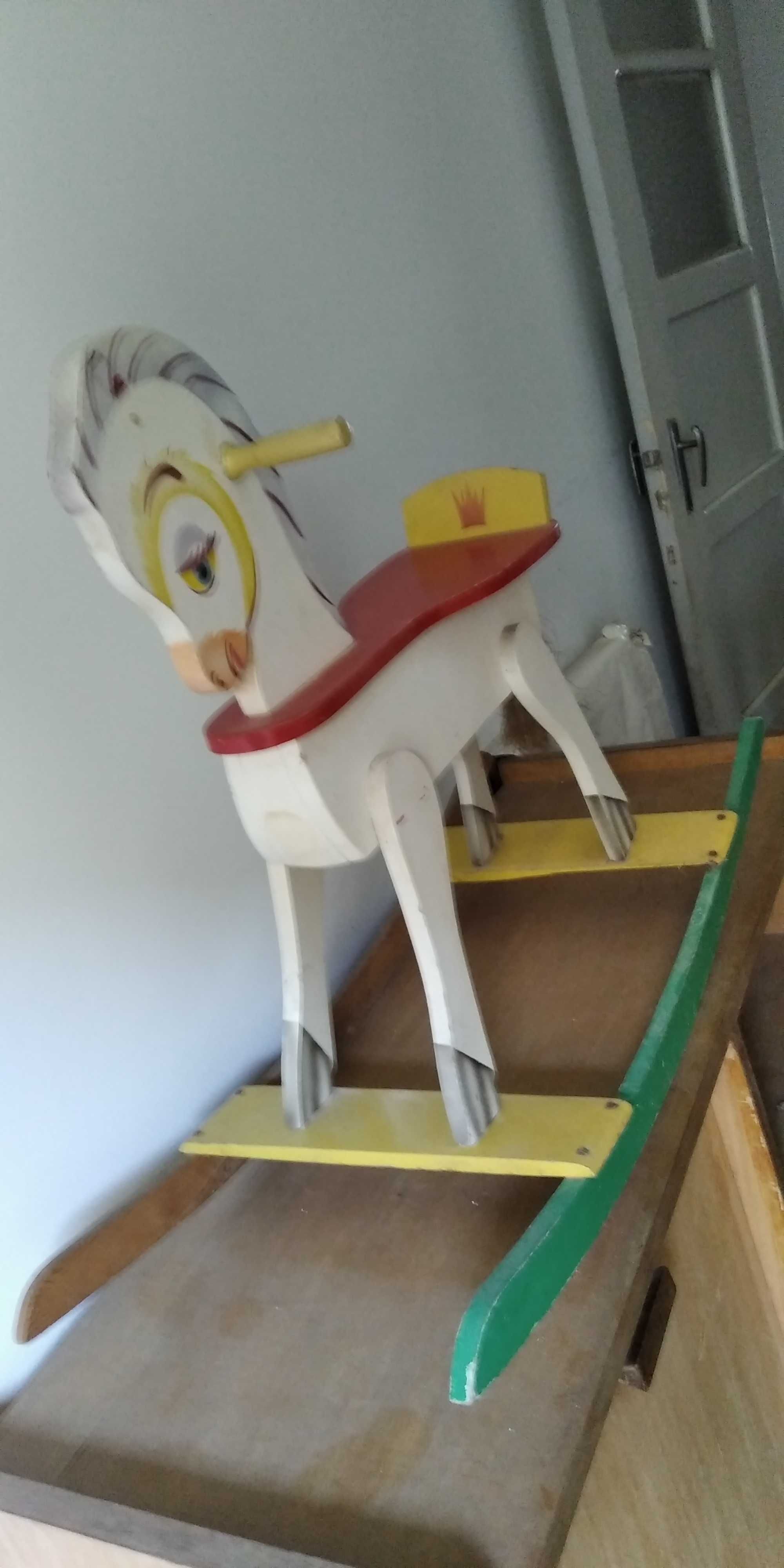 Brinquedo para criança Cavalo em madeira que baloiço, ou 4 em linha