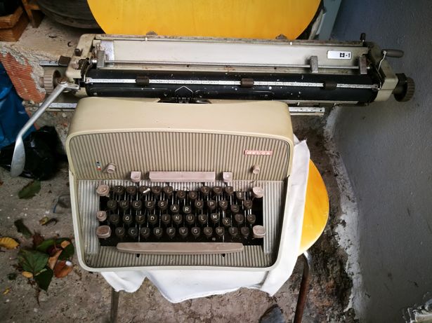 Maquina de escrever vintage a funcionar