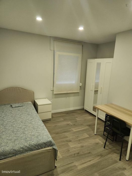 737813 - Quarto confortável com casa de banho...