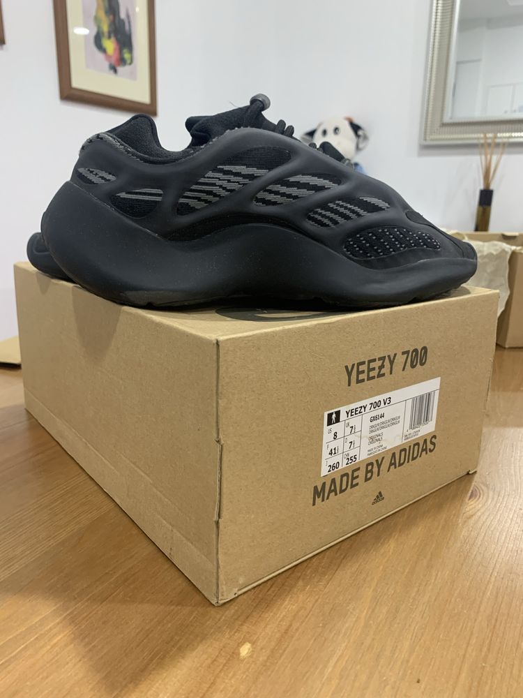 Yeezy adidas 700 v3