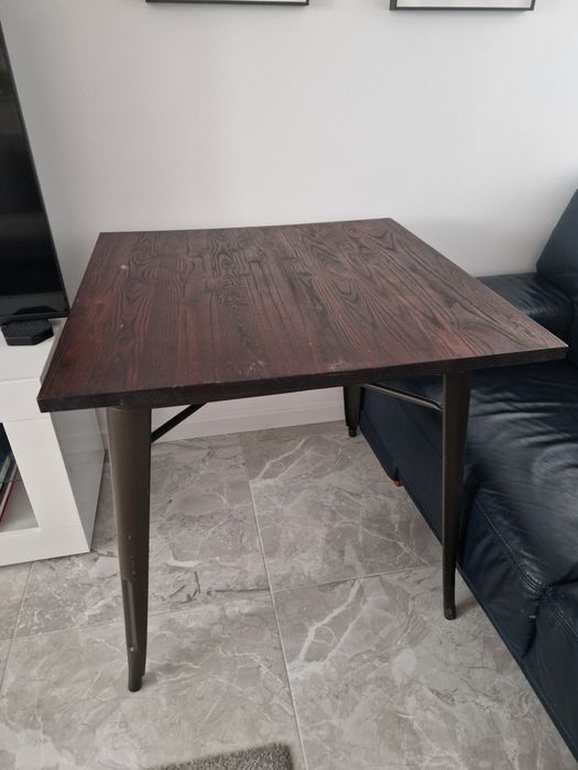 Mesa em aço e madeira